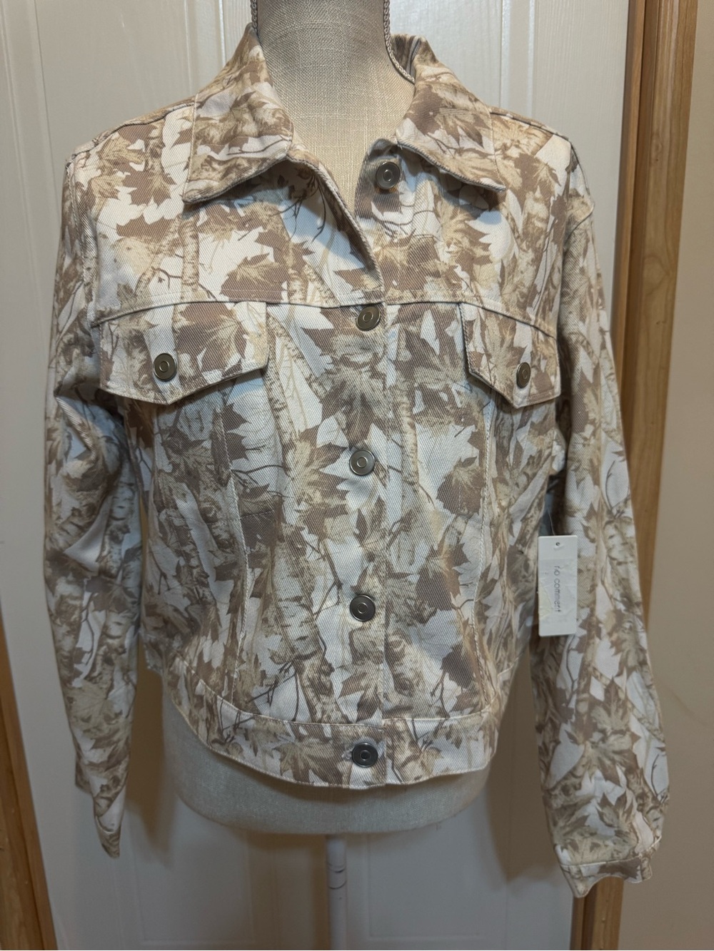 No Comment Jr Sz XL Beige/Cream Floral Print Denim Jacket NWT😊😊